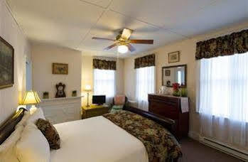 Rogues Harbor Inn Lansing Exterior photo